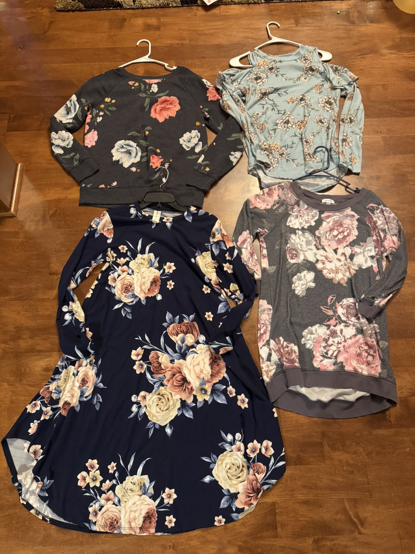 Woman’s Floral Sweatshirt/hoodie Bundle Shipping Avail