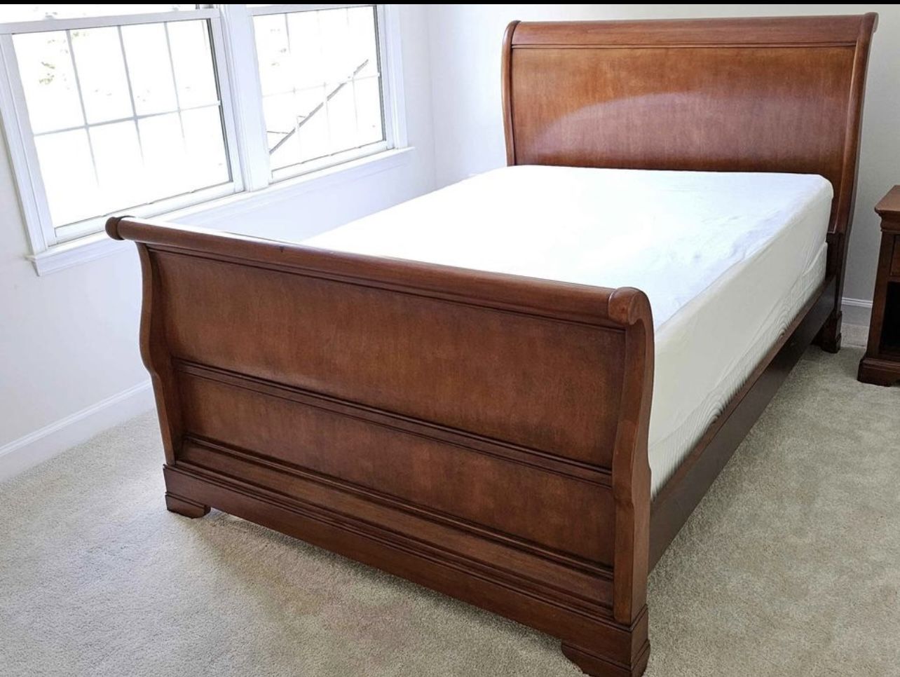 Full Size Sleigh Bed. STANLEY FURNITURE COMPANY. Like-new.🚚🏠