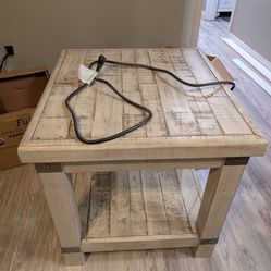 Carynhurst End Table Ashley furniture side table USB plugs power