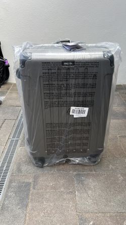 Brand new Kenneth Cole Renegade Luggage Set Of 3