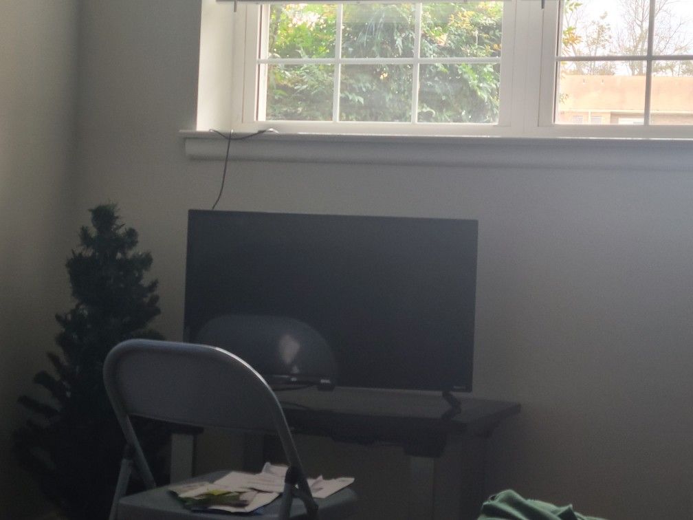 Onn 32" Roku Hdtv W/ Remote. Like New.