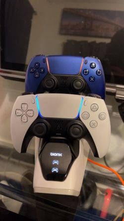 2 ps5 controllers & charging stand