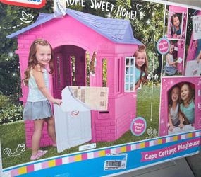 Girl toddler play house