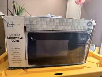 MAINSTAYS™ Compact Microwave Oven 0.7 Cubic feet