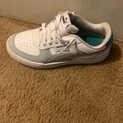 Puma White & Gray Sneakers – Size [7.5] – Great Condition