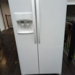 2018 Frigidaire SS Refrigerator -Ice Maker!