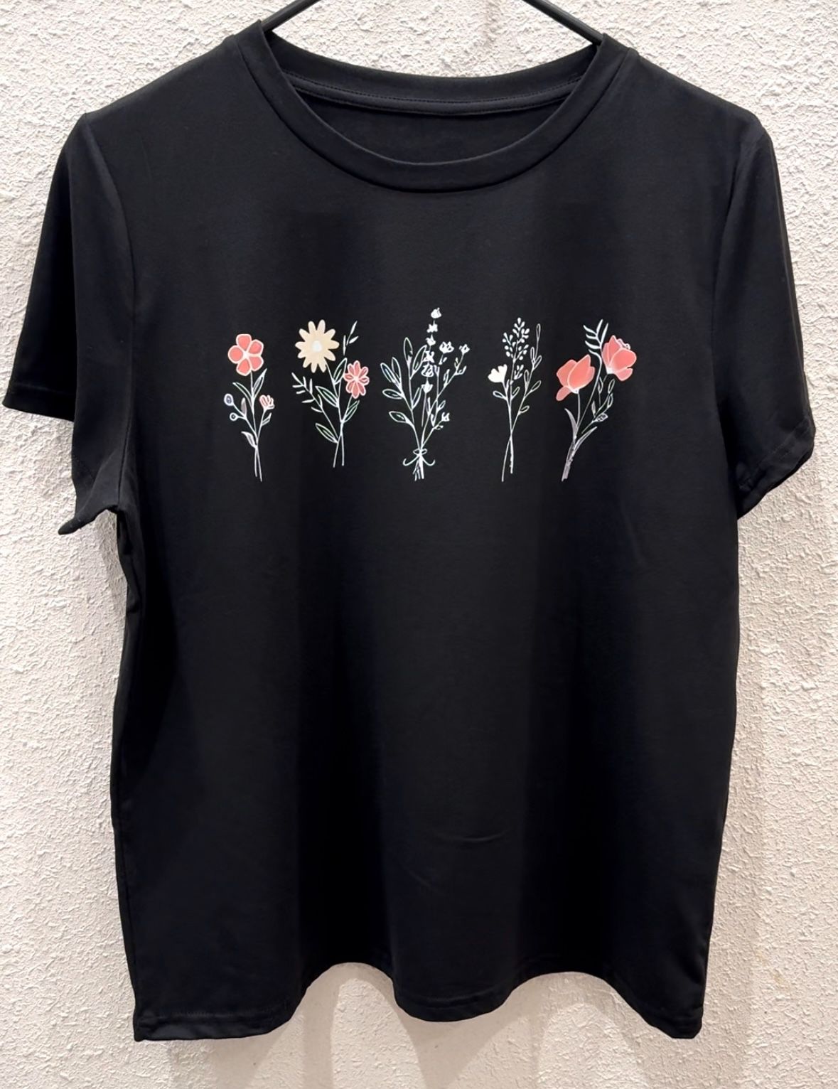 New. Women’s Size Large Floral Graphic Tee