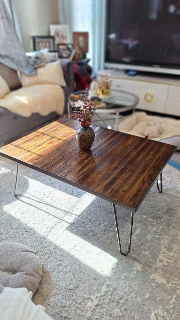 WORLD MARKET CENTER TABLE LIKE NEW $60