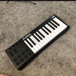 Alesis V25 Keyboard