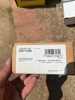 Engine cylinder bolt head set
