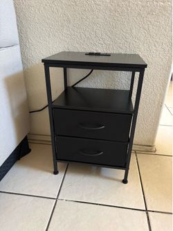 Charging night stand -mesa de carga de teléfono en muy buen estado
