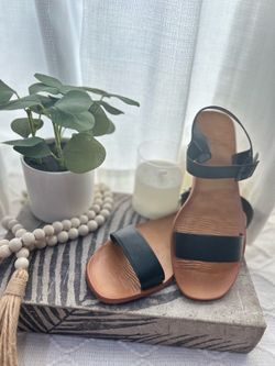 BLACK SANDALS