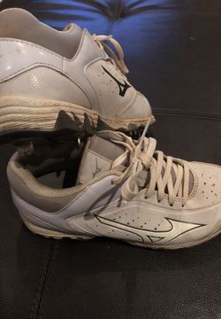 Mizuno Women's 9 Spike Swift 5 Fastpitch Softball Cleats