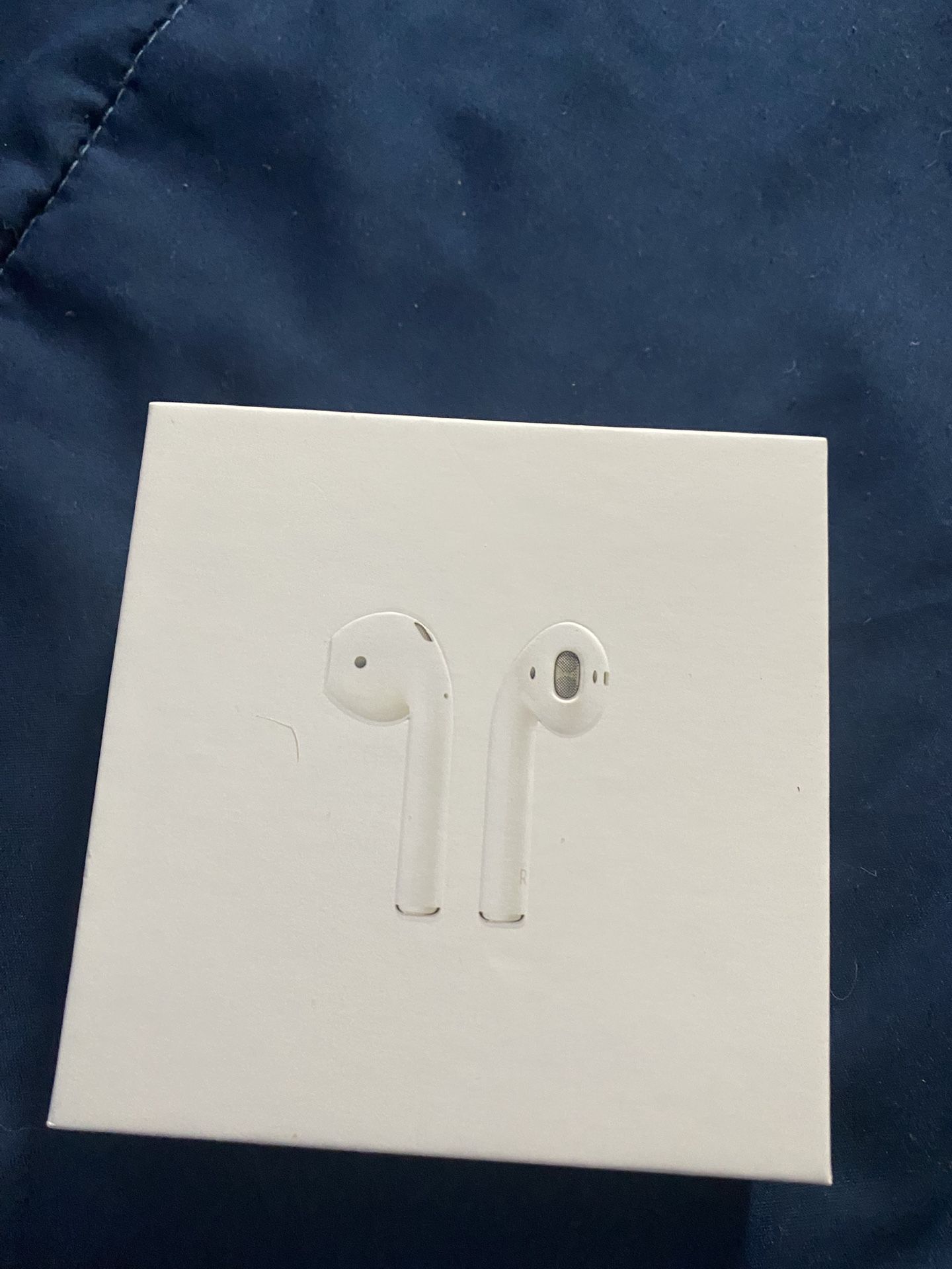 Apple AirPods 2nd Generation w/charging case