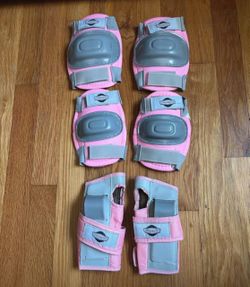 Kids Pink Knee Elbow Wrist Pad Set. Medium size