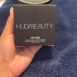 Huda Beauty Easy Bake Loose Setting Powder in Cherry Blossom Cake 