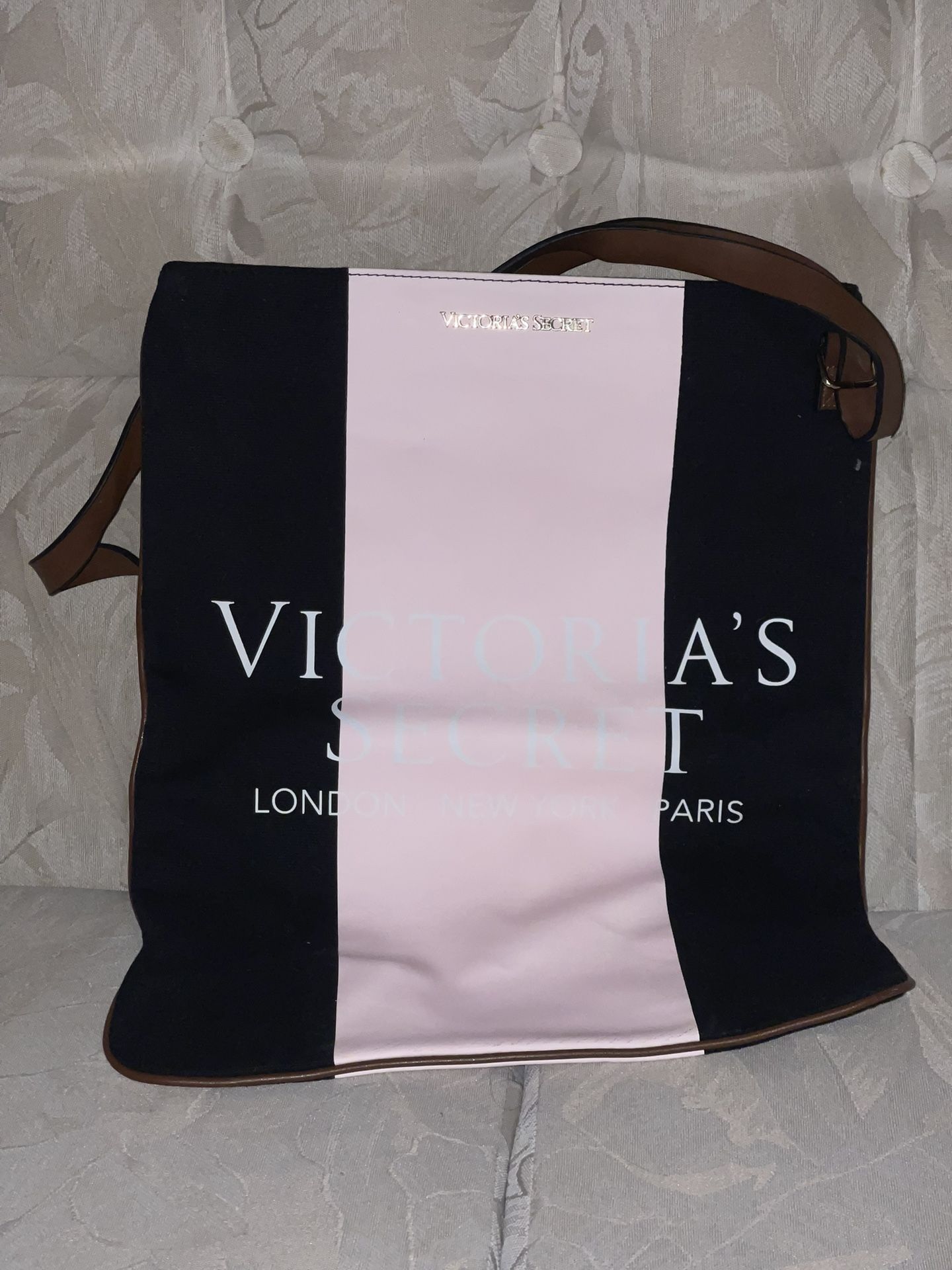 *pending* Victoria’s Secret Tote Bag