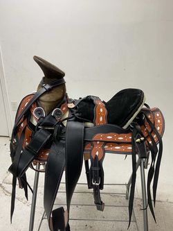 Montura charra de cuero con fuste forrado de cuero natural