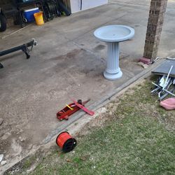 3 1/2 Ft Bird Bath Good Shape. 