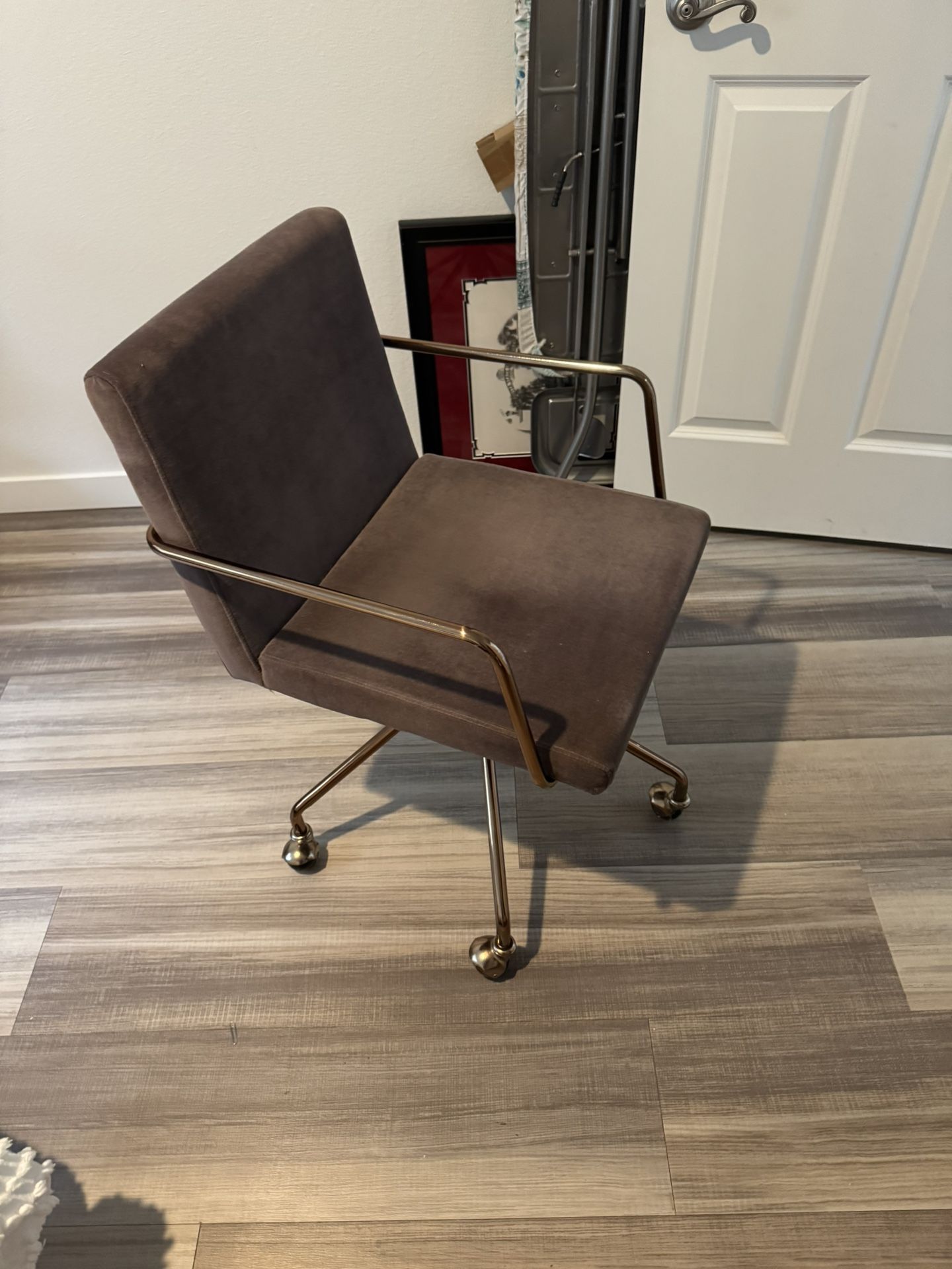 “Rouka” Gray Velvet Office Chair