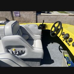 21 Foot Spectra Mini Day Cruiser.