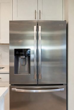 Mid range French door / bottom freezer refrigerator