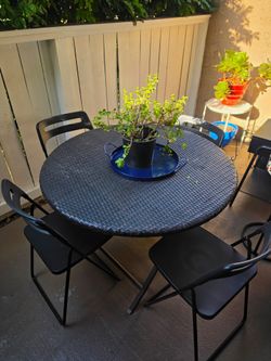 Outdoor round chair with 4 chairs