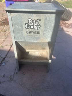 Dog feeder