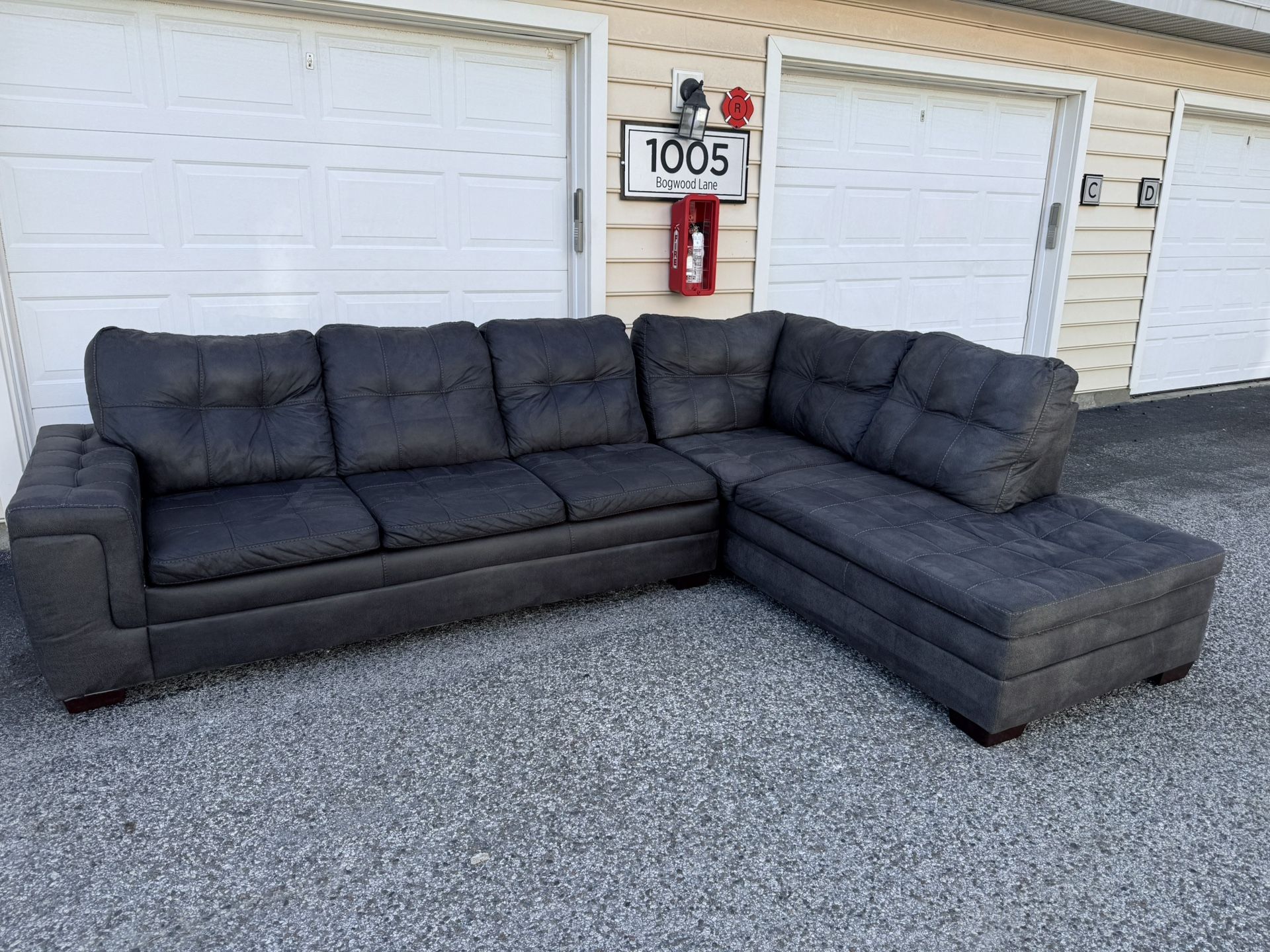 Dark charcoal tufted sectional couch – modern, deep cleaned & ready to use, Delivery Available