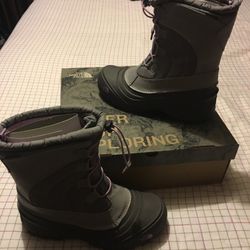 Girls boots size 7 youth .