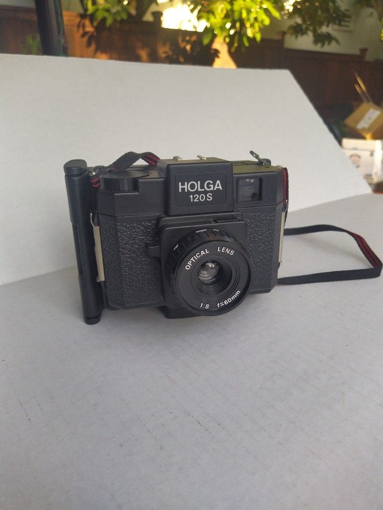 HOLGA 120 S With Polaroid Back Detachable.