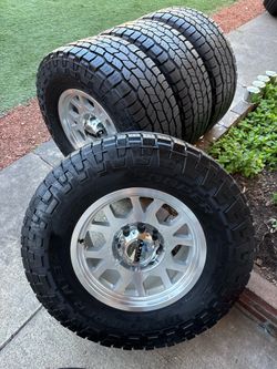 Dodge Ram 2500 and 3500 rims 8 birlos con buenas llantas