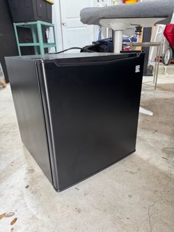 Dorm room refrigerator- great condition!