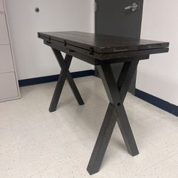 Table with Foldable Leaves