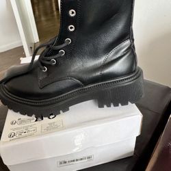 Size 40 boots / Never worn / Brand New