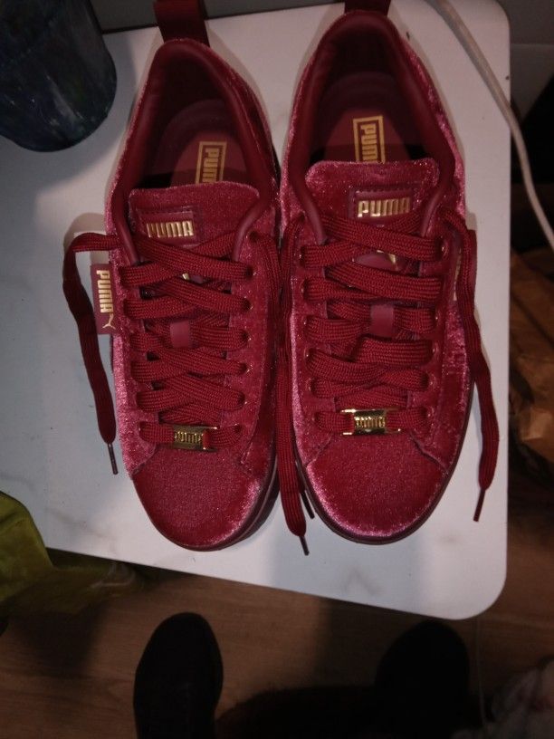 Puma Women's Mayze Velvet Lifestyle Sneakers. Brand New . Size 7.5