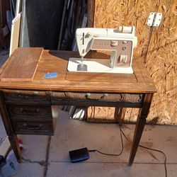 Singer Deluxe Zig-zag Sewing Machine/ Model 758