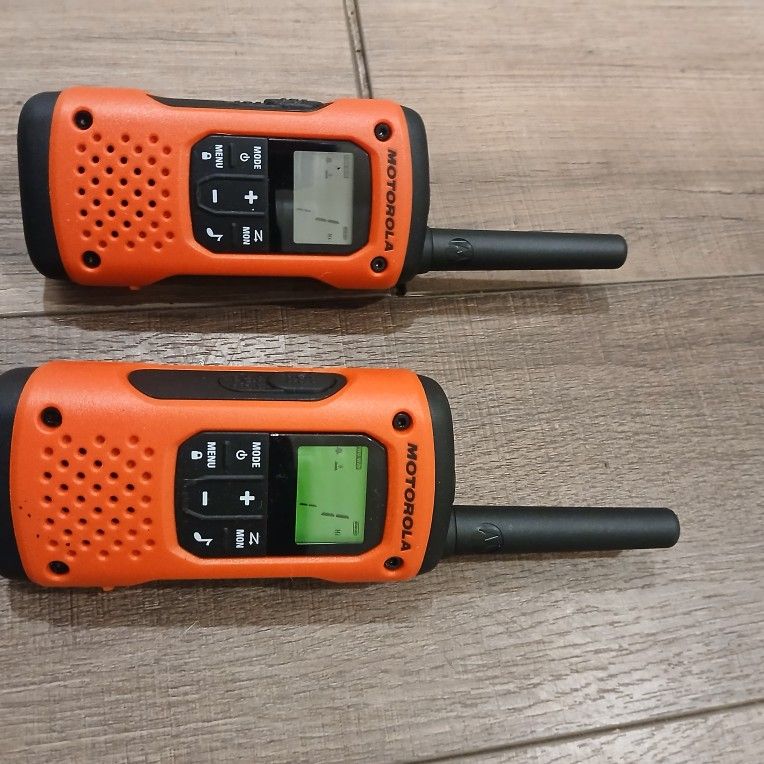 2 MOTOROLA WALKIE-TALKIES