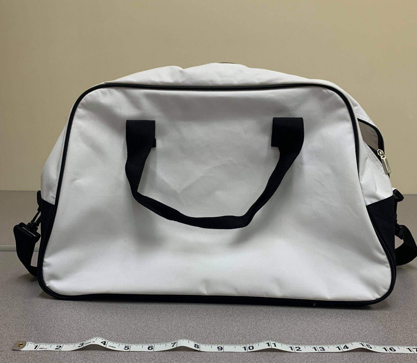 LACOSTE AUTHENTIC LARGE ALLIGATOR LOGO LAPTOP MESSENGER BAG