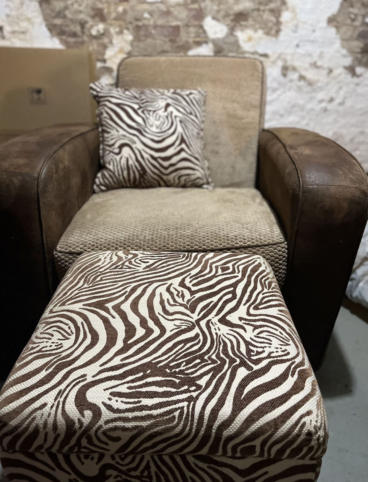 Luxurious Sofa Chair W/ Matching Ottoman + Throw Pillow