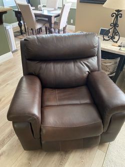 Broyhill Brown, leather motorized recliner