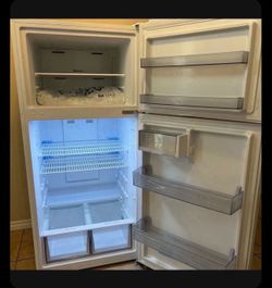 Hisense 18-cu ft Top-Freezer Refrigerator ***Will accept any reasonable offer! ENERGY STAR Certified