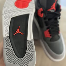 Air Jordan’s 4 Retro 8.5 