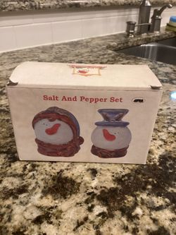 Holiday Gift Snowman Salt Pepper Shaker Set Brand New in Box Christmas Stocking Stuffer 