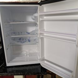 Small Hisense Mini Fridge – Open Box