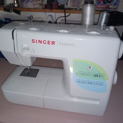 Singer Sewing Machine In Excellent Condition Works Perfect Ready To Sew $79 Very Firm