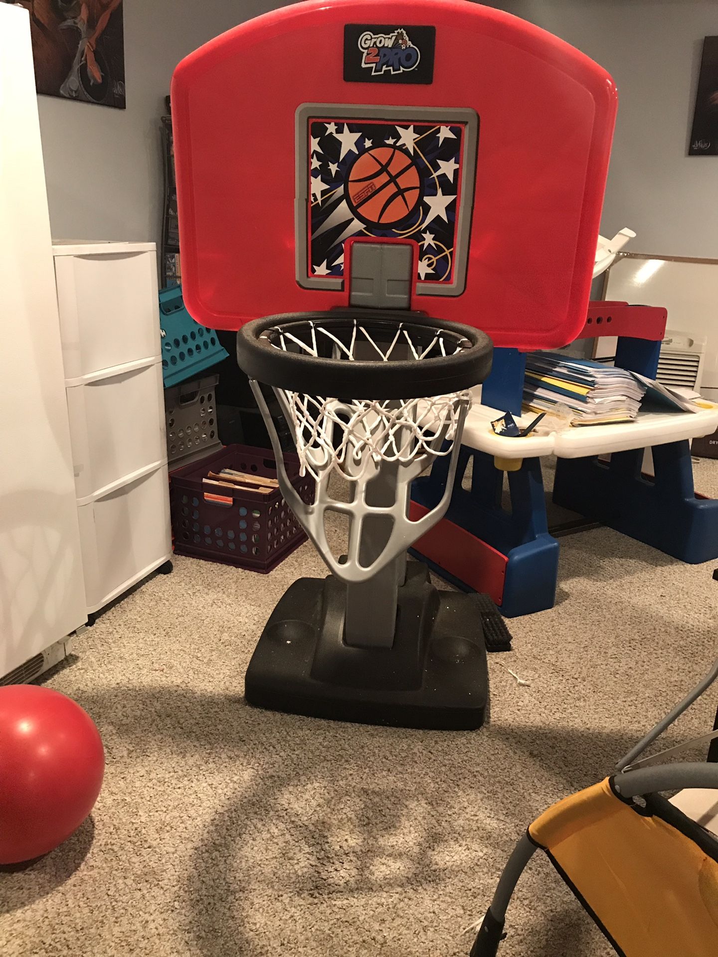 Adjustable basketball hoop