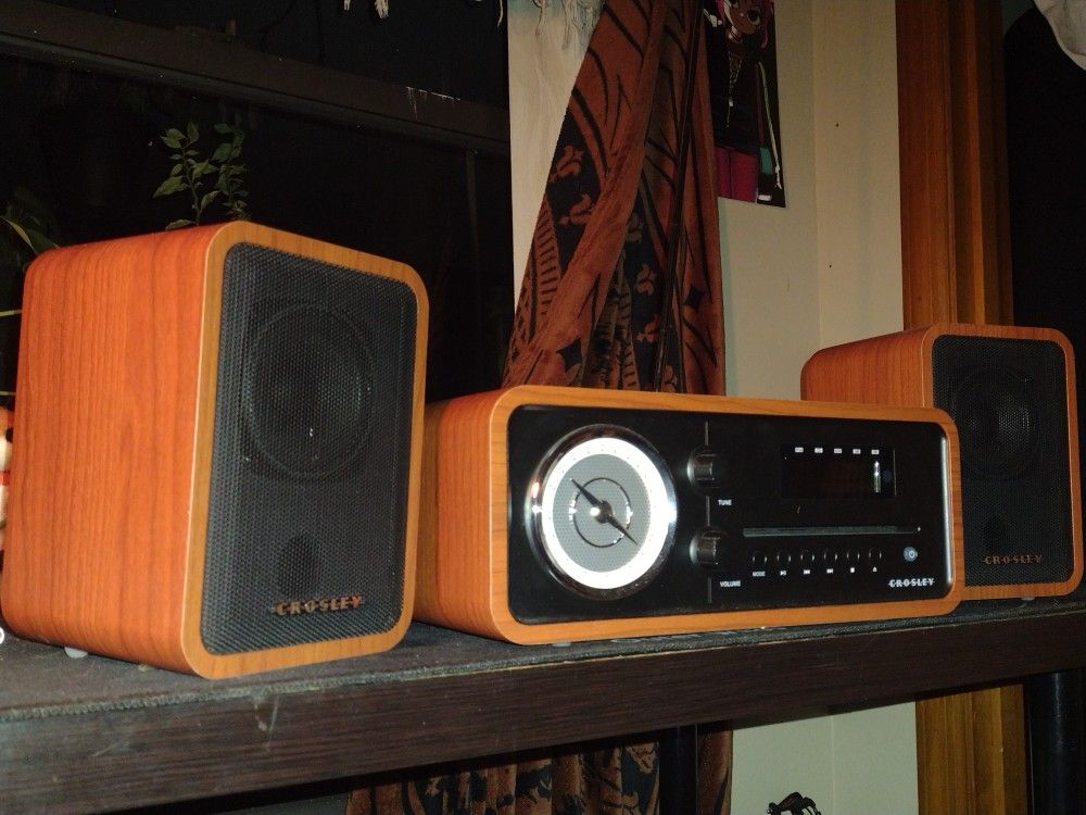 Retro Design Crosley AM/FM Radio, iPod player