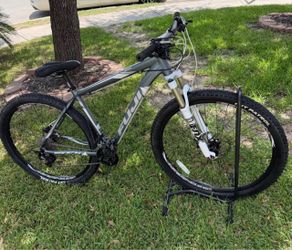 Selling a 2014 Fuji Tahoe 29 1.3 hardtail mountain bike in great running condition.