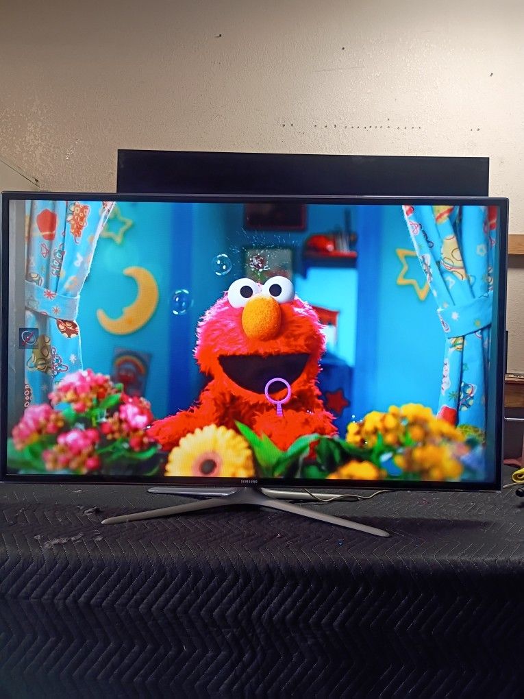 55 Inch Samsung Smart Beautiful Tv Comes With Remote Control Shows Great Quality Clear Picture Works Fantastic Guaranteed